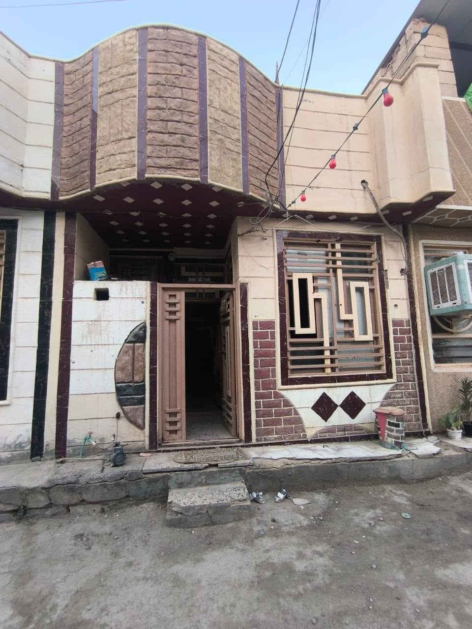 دار طابقين ٦٣ متر طابو زراعي سند ٢٥ يتحول بأسم المشتري، موقع ممتاز، بحي الإمام علي، قريب شارع الضغط، وشارع الجاير والحولي الجديد، ومستشفى الكفيل، يبعد عن الإمام ٥ كيلوات فقط، مشمول بالتطويب، وفيه ميزانية كهربائية، يصلح دار سكن او دار استراحة أو حسينية للزوار، يشمل الطابق الأول استقبال، صالة، غرفة منام، مطبخ، صحيات داخلية وخارجية، والارضية كاشي، ويشمل الطابق الثاني غرفتين منام، صالة، صحيات خارجية، والارضية سيراميك، والسقف سندويج.
السعر ٨٣ مليون وبيه مجال شوية
للتواصل
 *********** واتساب
*********** واتساب
