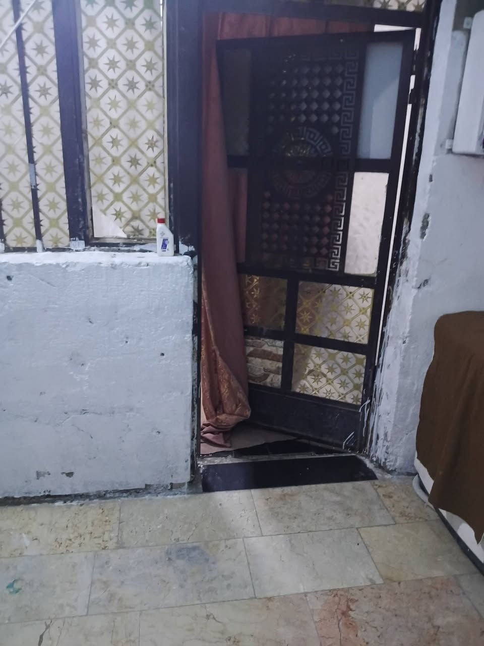 سلام عليكم بيت البيع مساحه ١٠٠ متر معسكر البلاديات قرب أسواق ابو حيدر الساعدي البيت عكاده مو صب وبلاوك ارضيه مرمر  ***********وفهمك سعر  ب٦٠
