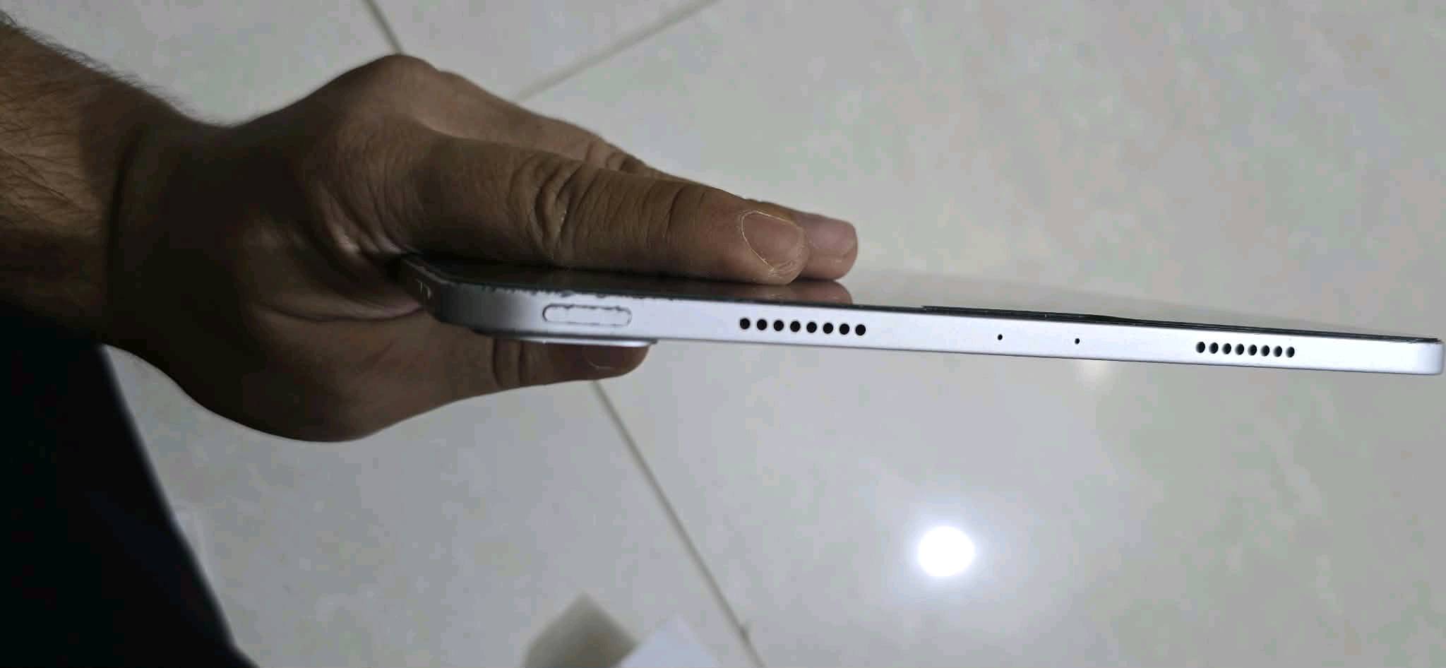 للبيع آيباد برو 11 (الجيل الثالث 2021) شريحة M1 - مساحة 128 جيجا 📦الملحقات: الكرتون الأصلي مع الشاحن الأصلي الكامل.الفيس آيدي (Face ID): متوقف (يفتح برمز قفل عادي).البطارية: صحتها 74% (أدائها مقبول).النظافة: الشاشة والظهر نظيفة جداً، توجد شلوخ سطحية بسيطة بالإطار بجانب زر الباور لا تؤثر على الشغل وتختفي بالكفر.الموقع: بابل / قضاء المسيب (معاينة يد بيد).التوصيل: متوفر لكافة المحافظات 💰 السعر: 600,000 دينار عراقي (وبيه مجال قليل للشراي).📞 للتواصل (اتصال أو واتساب): ***********