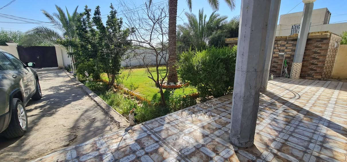 #دار-للبيع
بيت ركن على شارعين المساحة (( 700 متر )) طابو زراعي سند 25 الواجهه 18 متر والنزال 40 متر يحتوي على حديقة اكثر من 200 متر… گراج يتسع لثلاث سيارات

 الاساس كونكريت مسلح والبناء بلوك درجة اولى حد الشبابيك والبوب ويربطها رباط كونكريت مسلح والسقف عگاده وسطح البيت مغطى بمادة الايزوكام اظافة الى الدنگ والطارمه كونكريت 

استقبال (9 * 4) 

(2) غرفة نوم (5 * 4)

صالة طعام (5 * 4)

صاله معيشة (12 * 4)

مطبخ جدران سيراميك وسقف ثانوي (6 * 4)

كل ارضية البيت رفت ومن ثم بورسلين لكل ارضية البيت لون موحد وكل جدران البيت من الداخل سيراميك بارتفاع متر و20 سم لون موحد

الدرج كونكريت … 

صحيات داخليه وخارجيه سقف كونكريت 

ممر حول البيت ومساحة الترك الخلفي  (15 * 4)

ملاحظه// سعر البيت مع الاثاث غرفة نوم تركي جديدة موظحه بالصور جلسة ديوان 18 متر و 4 سبلت 2 كنتوري و2 جداري مع 2 گيزر و2 تانكي ابو الالف لتر… ويختلف اذا بدون آثاث… ؟

العنوان… بابل… الحمزة الغربي…  المعاره طريق الزوار قرب بيت المختار ابو عقيل…  بيع مستعجل وللاستفسار الاتصال بصاحب الدار   *********** واتساب. …  ***********
