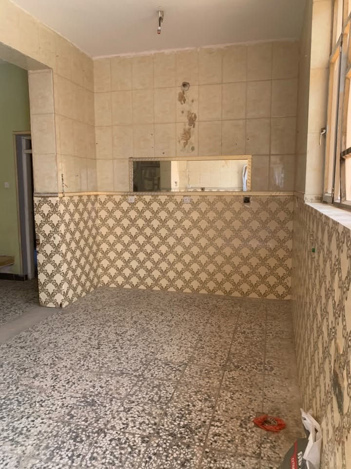 السلام عليكم
بيت للبيع المساحة 200 متر طابق ونص 
البناء طابوق كونكريت مسلح 
طابو زراعي سند 25 
طريق باب بغداد عمود 12 ، شارع السيدة نرجس ، حي الامامين 
يبعد عن الامام 5 دقائق بالسيارة 
للاستفسار الاتصال على الرقم :- ***********

