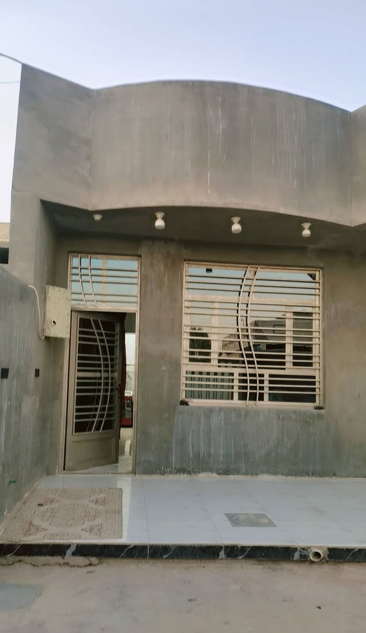 السلام عليكم دار للبيع مع كاع ينباع وحده او ويه الكاع واذا الكاع وحدها هم ماكو شكال ابيعها مساحه البيت٢٠٠ والكاع هم ٢٠٠ سند ٢٥ كامل خدمات بناء جديد درجه اولى يبعد عن الشارع العام ٥٠ متر العنوان قريب ع خنساء مقابل البانزين خانه مال خنساء غرفتين نوم وصاله واستقبال ومطبخ حار ومطبخ بارد وحمام كلش جبير و٢ مناور اي استفسار اتصل *********** بي واتس اب *********** اتصال
