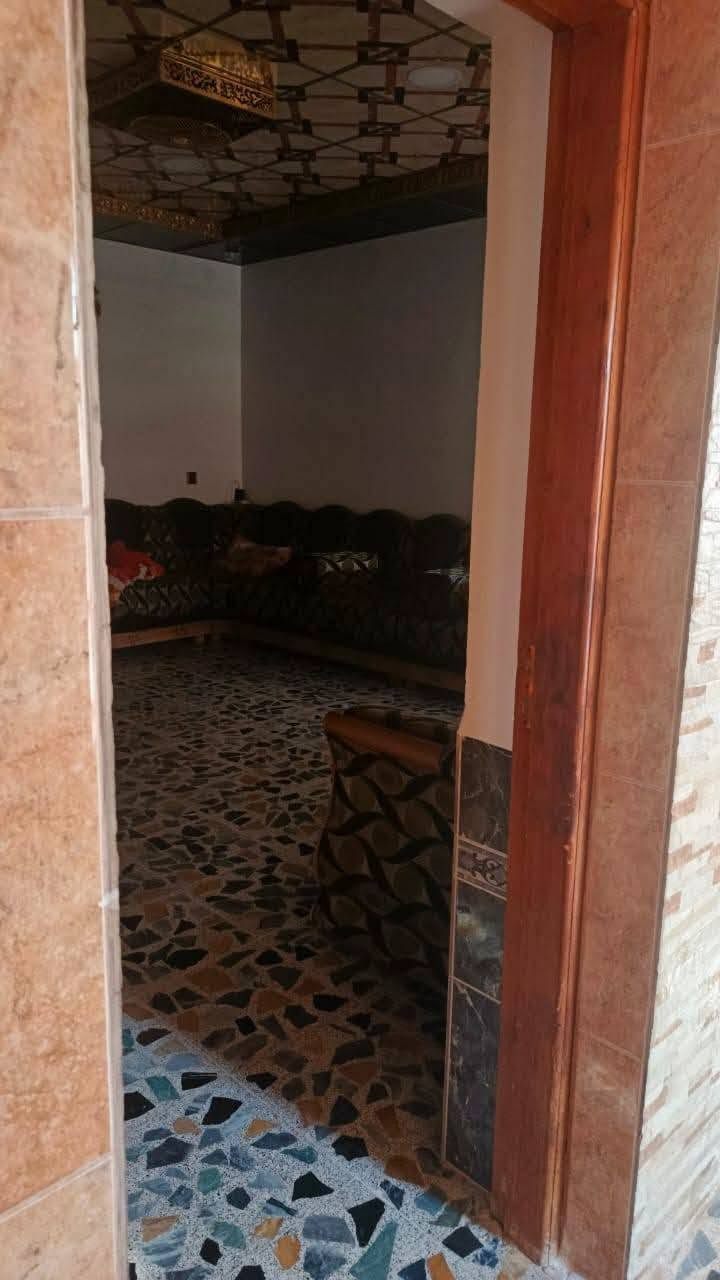 دار سكن للبيع.
في ناحية بروانة(قرب محطة وقود بروانة 
قرب مدرسة ساطع الحصري. 
طابو زراعي. 
مساحة الدار 1600م. 
يحتوي الدار على ما يلي. 
الطابق الاول: 
كليدور. 
ديوان. 
هول. 
غرفتين نوم. 
صحيات داخلية معزولة. 
مطبخ حار بارد. 
صحيات خارجية واسعة. 
ارتفاع سياج الدار 2/5
الطابق الثاني: 
3غرف نوم. 
ملاحظة.
يوجد فيه بئر ماء. 
اشجار مثمرة 7 زيتون. 
17نخلة مثمرة. 
برتقال مثمر. 
وليمون مثمر. 
السعر خاص رقم ***********
يبعد عن محطة وقود بروانة تقريبا 700م
ومدرسة ساطع الحصري للبنين 300م

