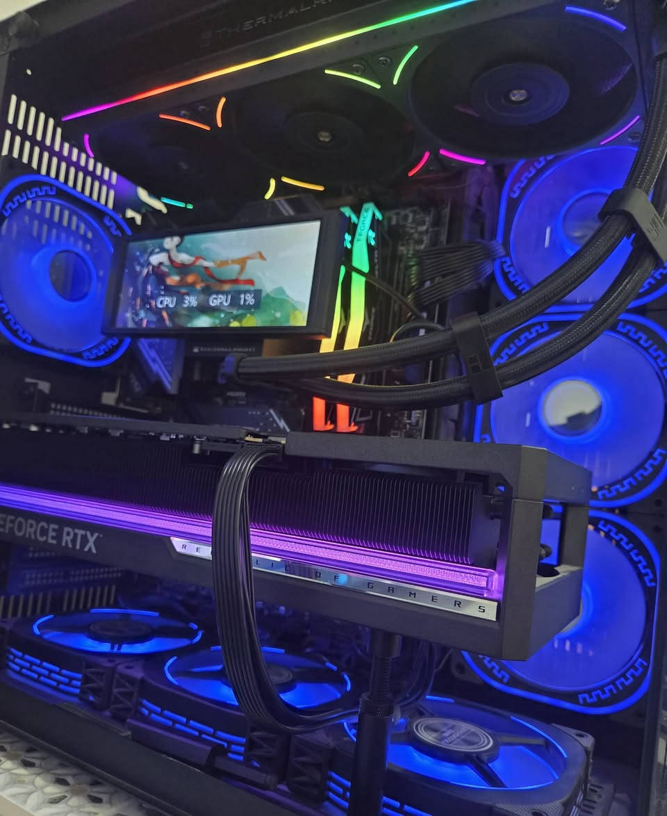 كيس فقط للبيع واذا قطع عادي استخدام كلهن قليل اقل ست اشهر 

• CPU: Intel Core i7-14700KF ٤٥٠ الف
• GPU: ASUS ROG Astral RTX 5080 ٣٢٠٠ الف
• Motherboard: MSI Z790 Gaming Plus WIFI ٢٧٥ الف
• RAM: 32GB (2×16GB) DDR5 6000MHz CL40 ٦٥٠ الف
• CPU Cooler: Thermalright Trofeo Vision 360 Liquid ١٧٥
• SSD: 1TB M.2 NVMe ١٥٠ الف
• PSU: Segotep GM1000W 1000W 80+ Gold ١٥٠ الف
• Case: Mass M06 ٥٠ الف
واذا كامله ٤٧٥٠ اربع ملايين وسبعميه وخمسين
مكاني بغداد الحريه 
***********
