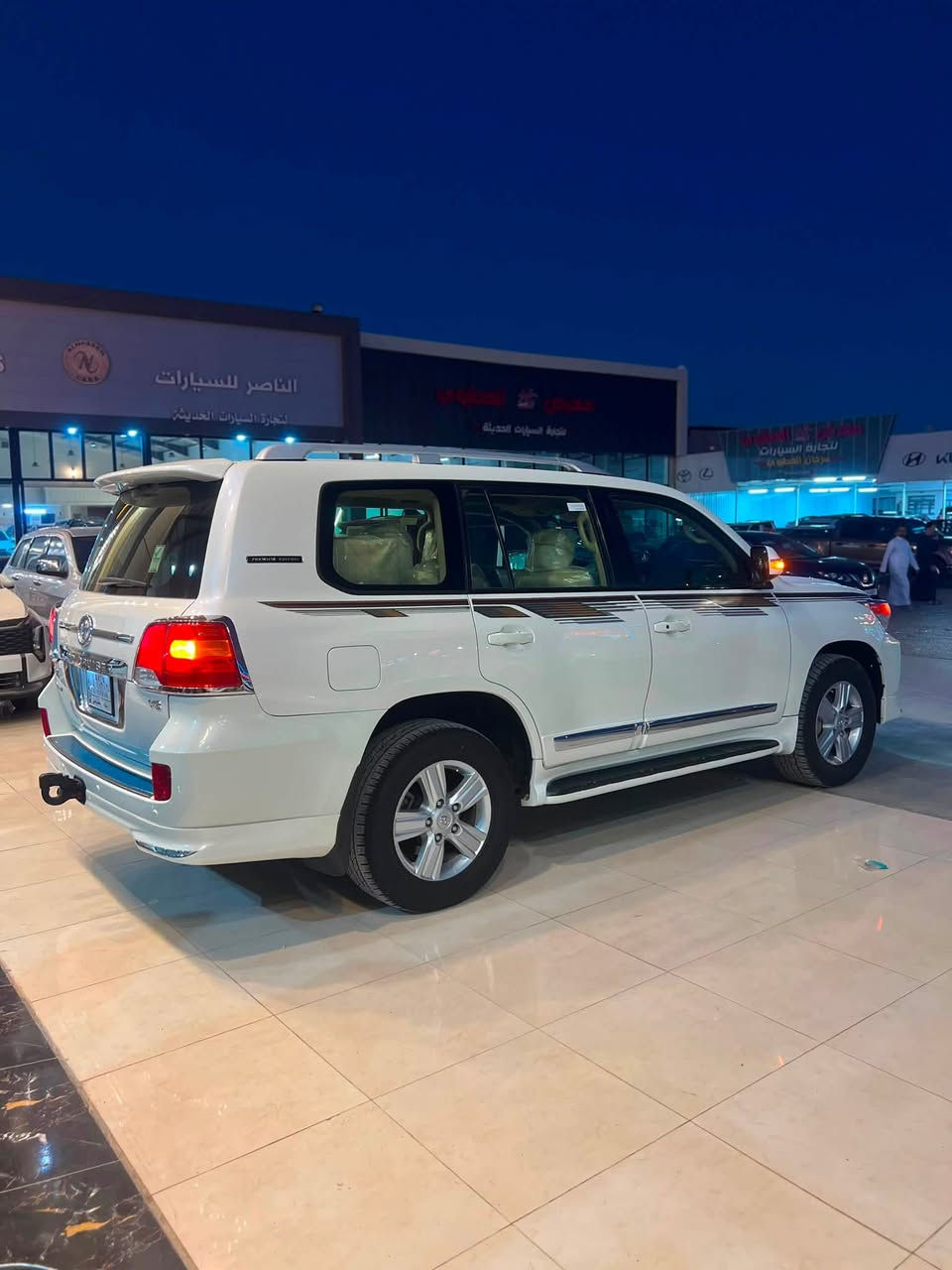 السلام عليكم للبيع
لاندكروز2013 GXR
بريم
رقم بغداد 
V8
بصمه 
سلايت 
كشن كهرباء
شاشه كبيره تحكم ستيرن
ثلاجه 

#السعر335
#العنوان_تكريت_العلم 
#للستفسار***********
