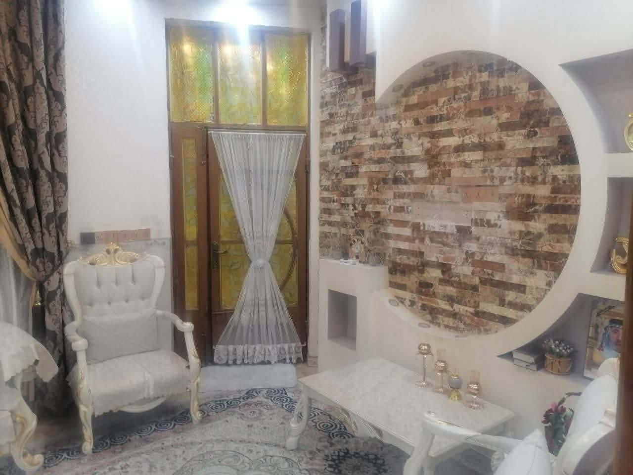 ياالله سلام عليكم بيت للبيع في المعملجي مساحه 108متر مربع
 طابقين بصف الركن الشارع الرئيسي 8 والشارع الفرعي الي بي البيت 6
عنوانه مقابيل الصناعه قرب جامعه الصفوه فرع نجاره القريشي بنصف الفرع بدايه الفرع علا الحر ونهايه الفرع علا الروضتين
بناء درجه اولى طابقين مربع 10*10 وثلاث غرف البيت طابو زراعي سند ٢٥ (سعر180وبي مجال) للاستفسار اكثر اتصل ***********
