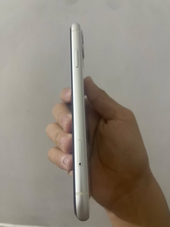 ‏السلام عليكم جهاز iPhone 11 العادي اللون الأبيض الذاكرة 128 الجهاز خرافي ما مبدل أي شيء مقفول كفالة عامة شخط ما أبي السعر 300 وبي مجال الطيبي
