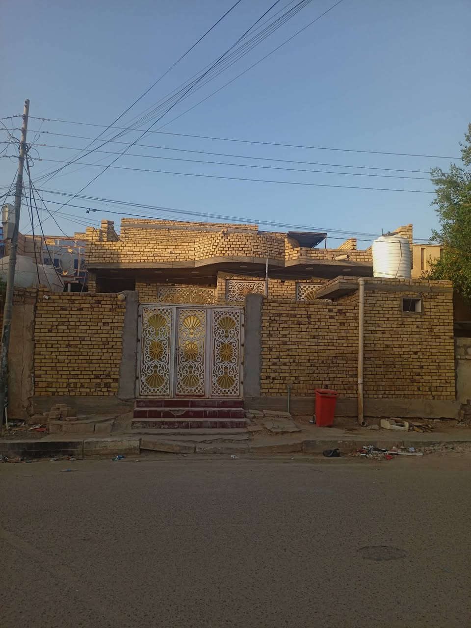 بيت امامي ١٠٠ متر ناصرية حي الشهداء شارع ابو قيصر يحتوي استقبال ٩ متر يصير تستقطع منها لعمل غرفة ومطبخ وصالة ٦ في ٤ وصحيات خارجية وطارمة كبيرة بناء جديد وكونكريت حسب الصور أدناه السعر ١٤٠ وبيه مجال بسيط
