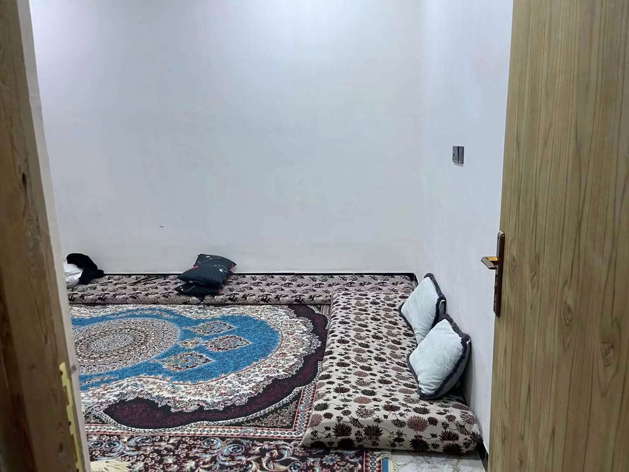 بيت للبيع مساحة الگاع 375م مساحة البناء 250م متكون من 
غرفتين +صالة كبيرة+مطبخ+استقبال ومدخل+گراج سيارة+حديقة جانبية. بناء بلوك البناء حديث. شارعة 7 مترات 
مكانه حي الجولان الثانية قرب صيدلية عطر الربيع

للاتصال: ‭*********** او ***********

