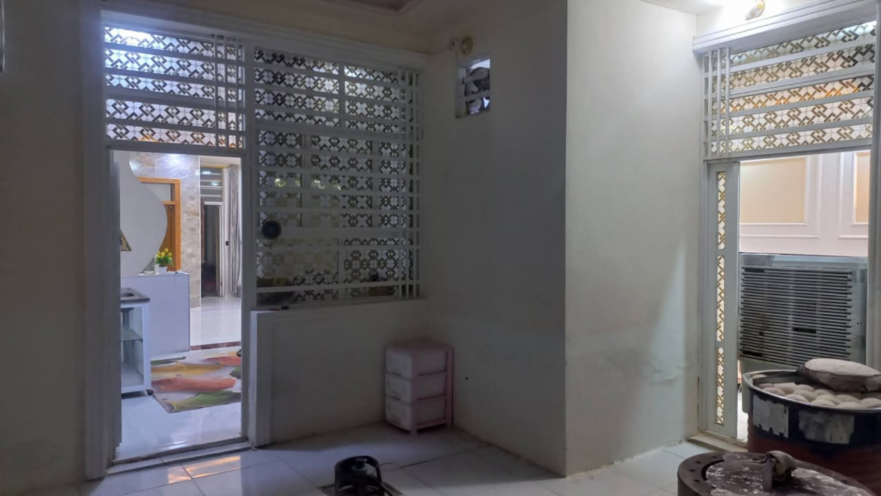 🏡 بيت للبيع – مراوس

 بسعر 90 مليون دينار 

📐 المساحة: 200م² – ركن
🏗️ السقف والأساس: صب كونكريت
🧱 البناء: طابوق نهروان
🛣️ عرض الشارع: 17م

تفاصيل البيت:
• غرفتان كبيرتان، إحداهما سويت
• استقبال وصالة بعرض البيت
• مطبخ حار وبارد
• حمامان داخلي وخارجي
• گراج للسيارة
• أرضيات بورسلين ثقيل بالكامل
• البيت متعوب عليه، والمنطقة نظيفة وهادئة جداً

📜 السند: طابو زراعي، سند 25 + إقرار محكمة باسمك، مشمول بالتطويب.

📍 الموقع: مقابل قرية الغدير، خلف محطة وقود بركات الغدير.

⚡ كافة الخدمات متوفرة:
تبليط • ماء • كهرباء • مولدة خط ذهبي • نت ضوئي

📞 للتفاصيل التواصل: ***********
