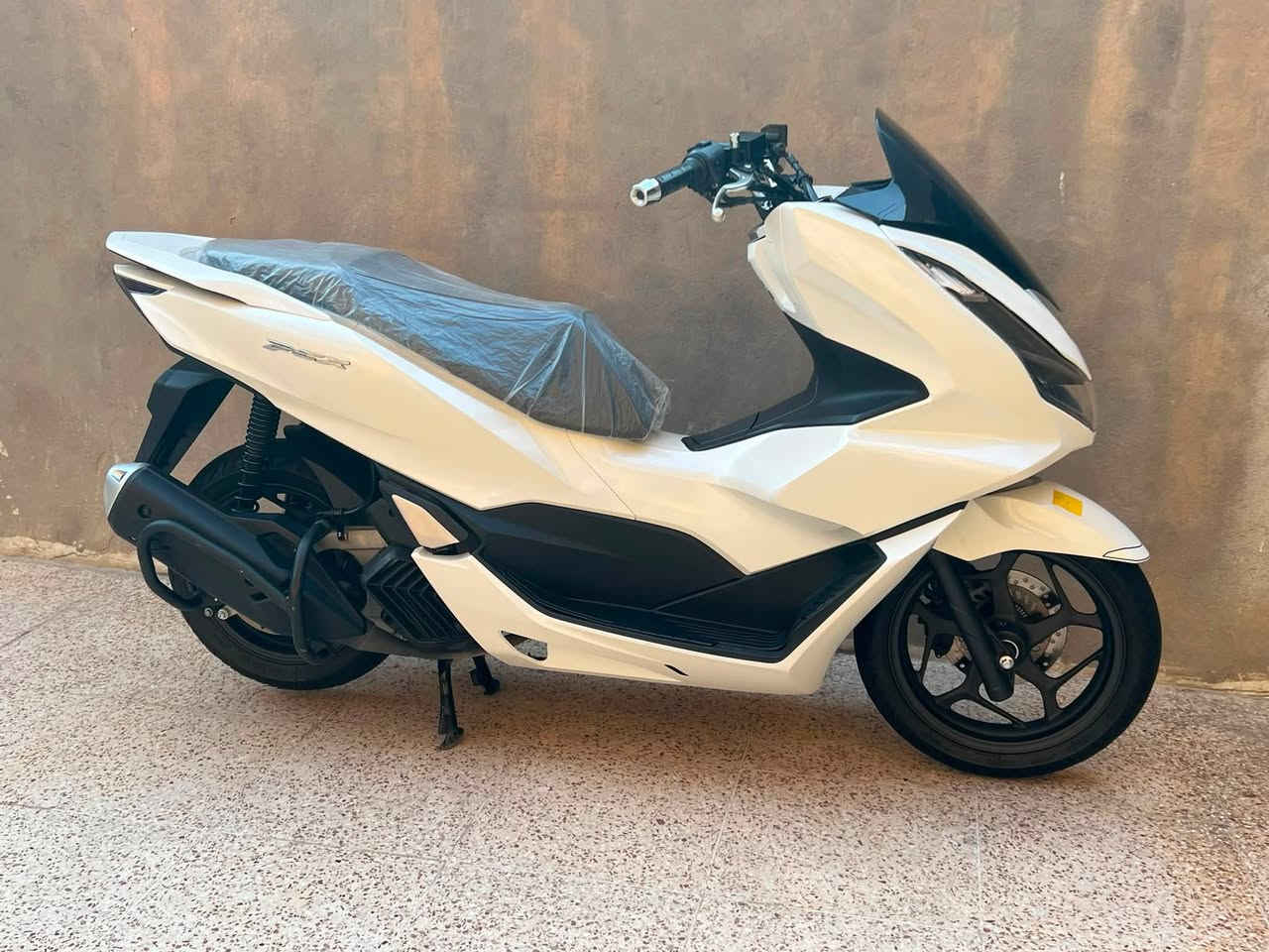 سلام عليكم pcx الجيل الرابع ياباني kf 
الدراجة مكفولة كفالة عامة ماشية 20الف
مكينة 125 نظام ABS مانع انزلاق
حساس ازدحام حساس استان 
بصمات عدد 2 +ورقت مزاد
+كتلوك و دفتر هونده 🇯🇵 
صور مزاد الدراجة داخل المنشور 
مكان الدراجه بغداد ***********
