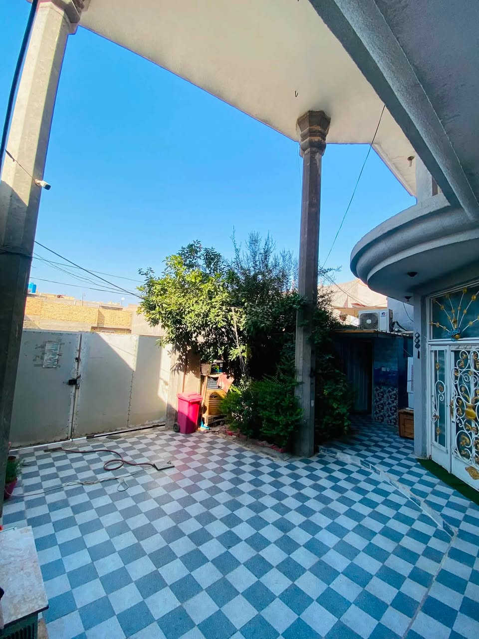 البيت ابوخستاوي شارع الحي الصناعي  البيت170متر
طابقين
الطابق الاول كراج سيارة وحديقة ومجمع صحيات استقبال ومطبخ وهول كبير وغرفة واحدة ومجمع صحيات داخلية
الطابق الثاني 3غرف وهول بنفس كبر الجوة ومجمع صحيات ودرج دوار
وسطحين سطح صغير وسطح على طول البيت
 السعر160وبي مجال
للاستفسار***********
