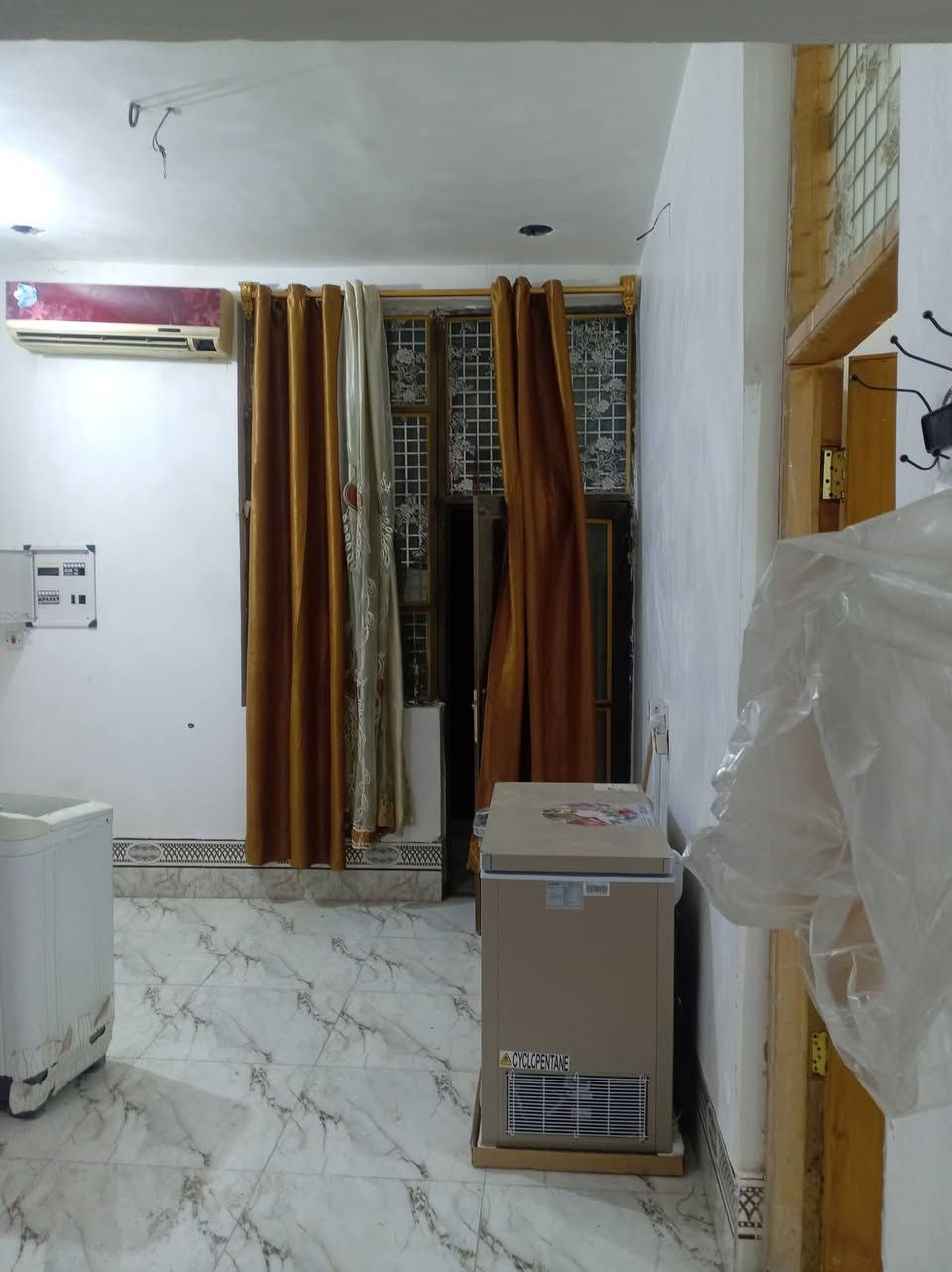 طريق بغداد عمود 64 • مؤث • غرفة وصالة