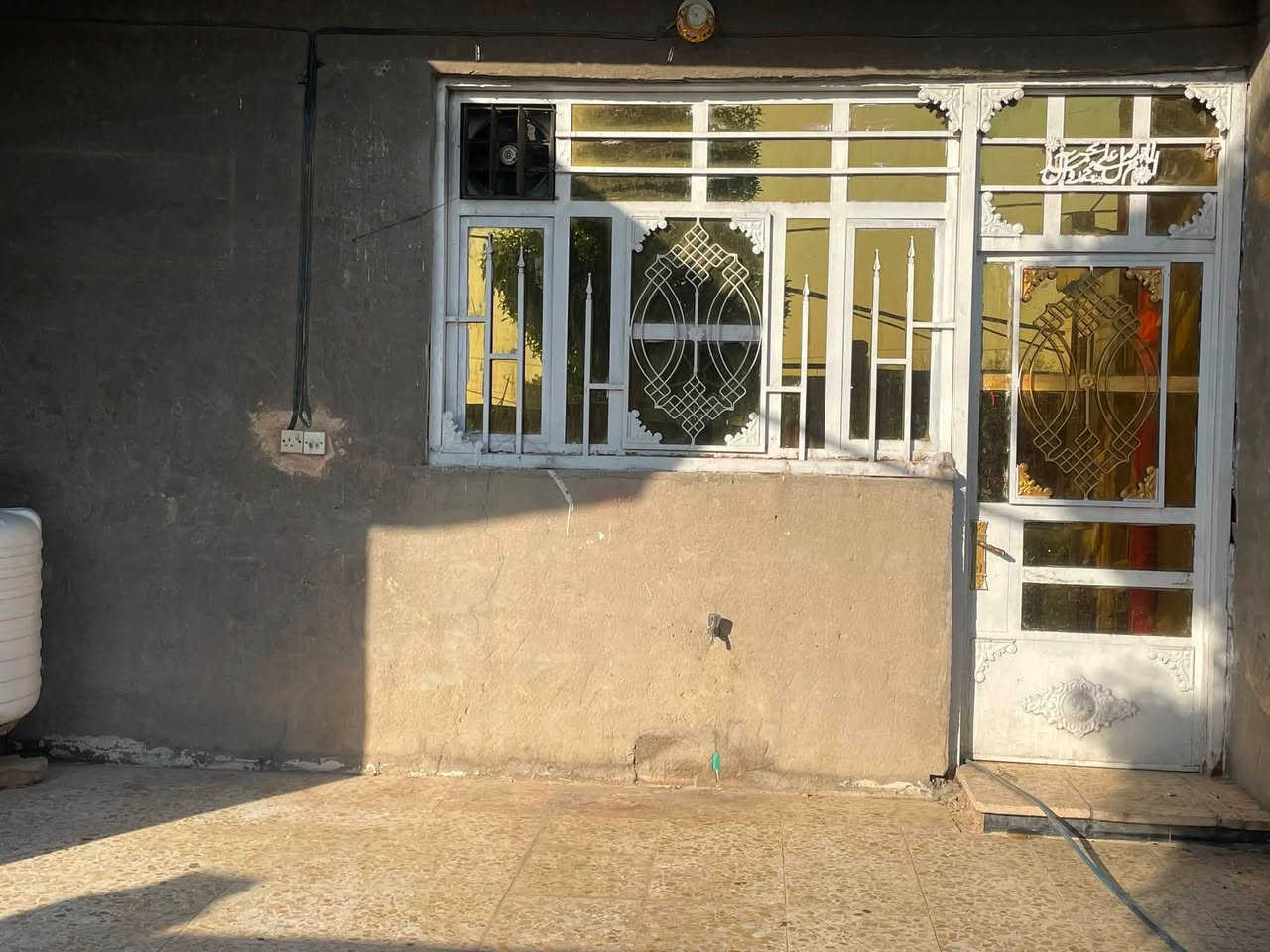 بيت للبيع او المراوس في منطقة الحميدية
مساحة البيت ٢٠٠ متر 
مساحة الحديقة ٦٠٠ متر

البيت يتكون من غرفتين نوم صحيات داخلي
صالة مطبخ استقبال
صحيات خارجي 

السعر ٩٥ 

الرقم:*********** ابو حسين
