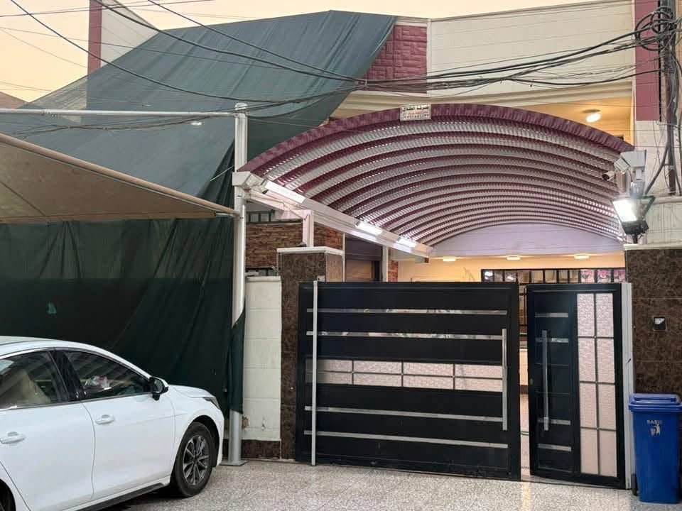 السلام عليكم 
عقار البيع بيت كامل مسلح بناء حديث مساحته ٢٧٥ متر 
واجه 10 متر ونزال 27.5   الابناء قاطين   الطابق الاول يحتوي 
ع استقبال كبير و مطبخ وصاله كبيره وغرف عداد 5 اثنين جوه 
وصحيات ومنور خلفي وامامي الطابق الثاني يحتوي 3 غرف نوم 
وصحيات وصاله كبيره 

وعرض الشارع 20 متر اهده شارع وأرقها موقع مميز مكان مشتل شارع الزيدي  م ٧٥١ ز ٩ د ٦٨

رقم ***********. تواصل واتساب او اتصل

نص مكتوب في الصور:
- عقار للبيع موقع المشتل شارع الزيدي عرض الشارع 20 متر مساحة البيت 275 م.² النازل 27,5 م | الواجهة 10 م تفاصيل البيت: 5 غرف نوم بناء فول مُجدد السعر اتصل على رقم للاستفسار والاتصال: *********** فرصة مميزة لا تفوت!