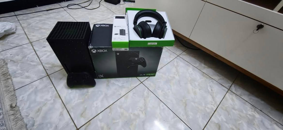 Xbox series x 2t نسخة النجوم نسخة خاصة و نادرة جهاز نظافة فول للبيع بكج كامل سعر
البكج يحتوي على بطارية Xbox الاصليه 

مع سماعة Xbox الاصليه لاسلكي  

مع اربع حسابات 
حساب بيه لعبه ايلدن رنق 
حساب بيه سكيرو 
حساب بيه ردد ردبشن 2 نسخة التمت 
حساب بيه كيم باس 3 اشهر باقي 

مزاد و زاد الله من زاد 
اخوان المزايده عل خاص او عل واتساب 
+964 780 946 0860
