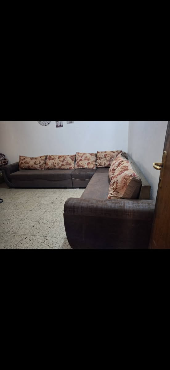 للبيع الميز طعام ١٠٠ والديوان ١٠٠ ميز شاشه ٤٠ مكاني دوره *********** واتساب
