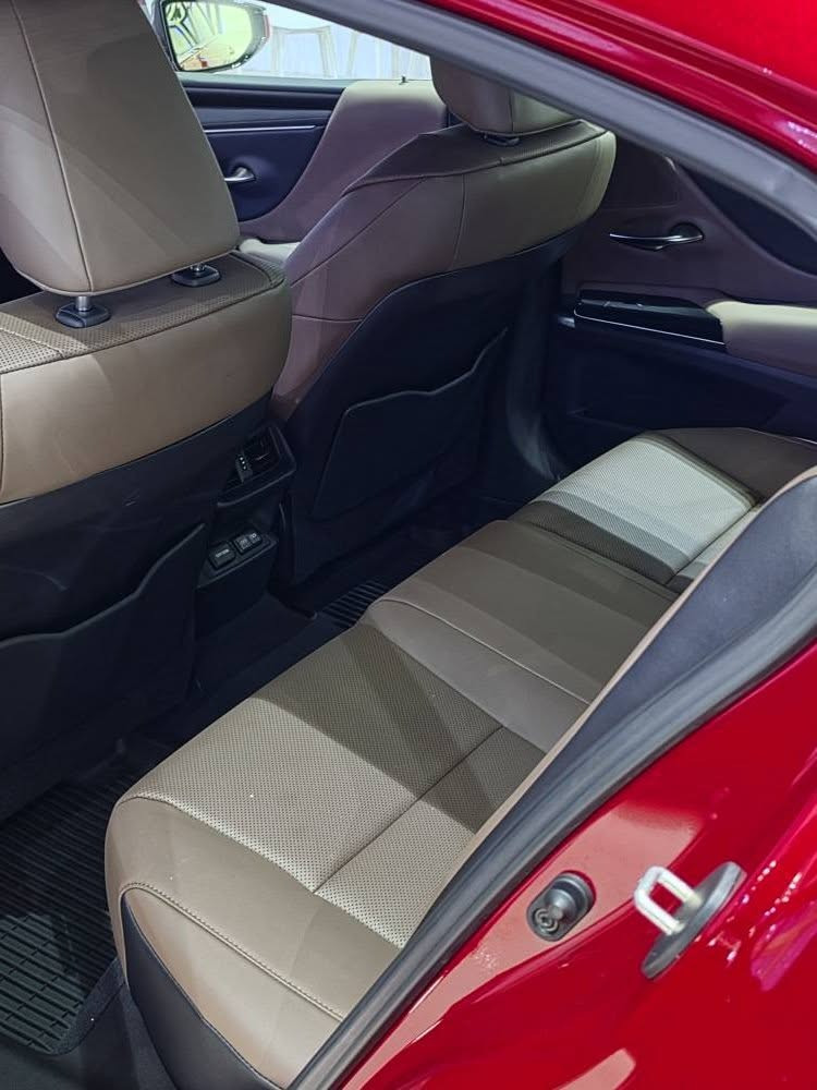 Lexus ES 350 2025 
2000km 
سعر ٣٥٠ ورقة بدون صبغ حادث بسيط 
*********** السليمانية, العراق
