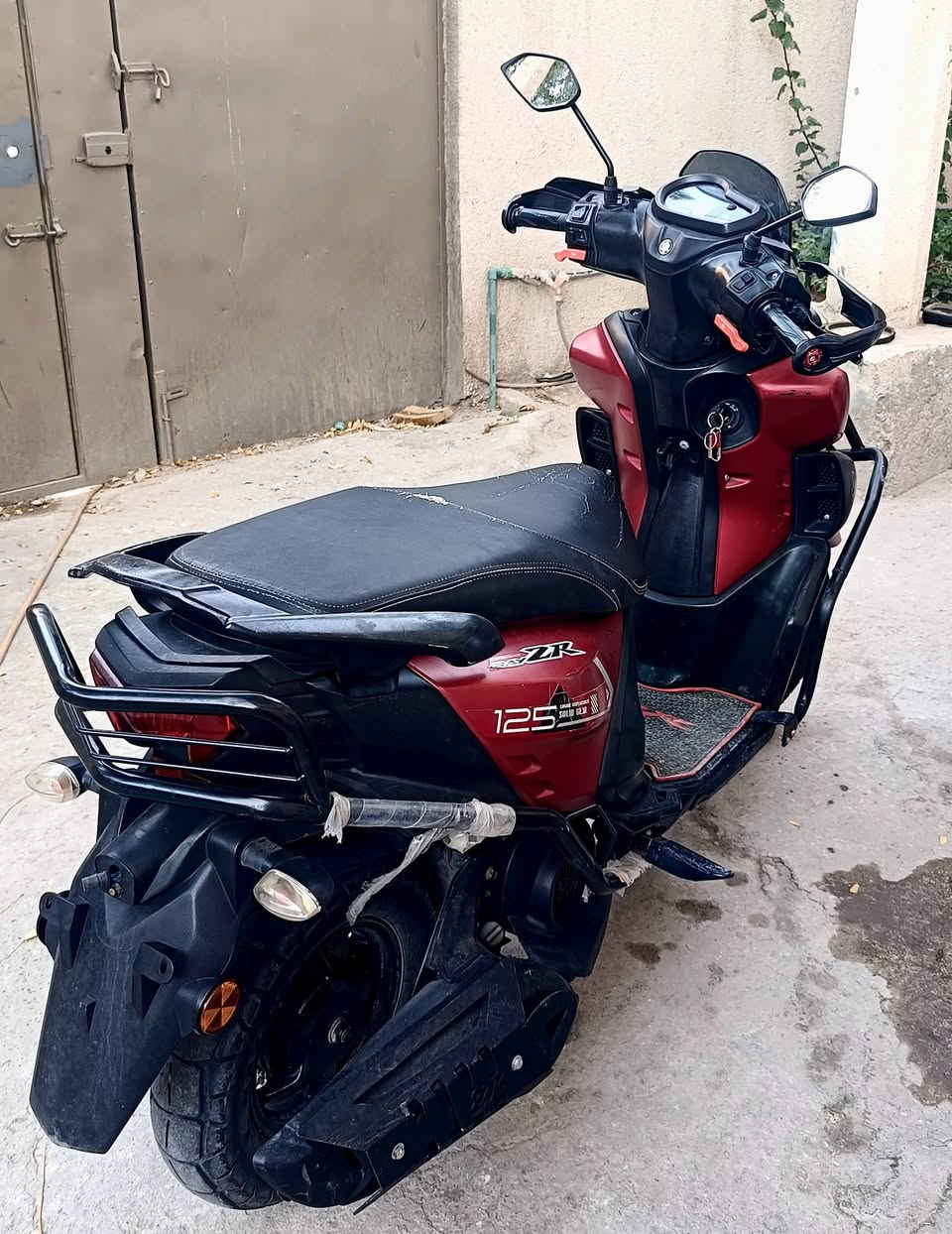 🏍️ للبيع دراجة ZR موديل 2022 + درع 

🔴 اللون: ماروني
🔵 سويج عدد 2 
📄 أوراق جنوبية أصولية كاملة
💰 الكمرك مدفوع بالكامل فقط السنوية + اللوحة ومعاملتها بالمرور تكلف 200 ألف .
🛣️ ماشية: 23 ألف كم
💰السعر : 2 مليون 100 الف 

📲 للاتصال عبر واتساب: ***********
