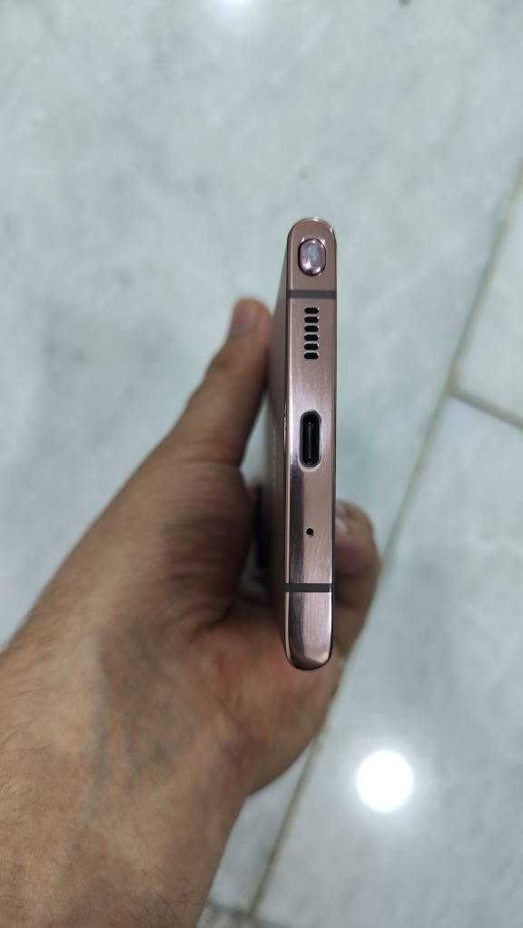 للبيع كلكسي note 20 ultra  نسخة امريكية مبدل شاشة عادية تجي بيهة حواف سودة  ذاكرة 256 فقط جهاز وكفر الجهاز نظيف واذا تريد صور اكثر تعال خاص مكاني بغداد بغداد, العراق
