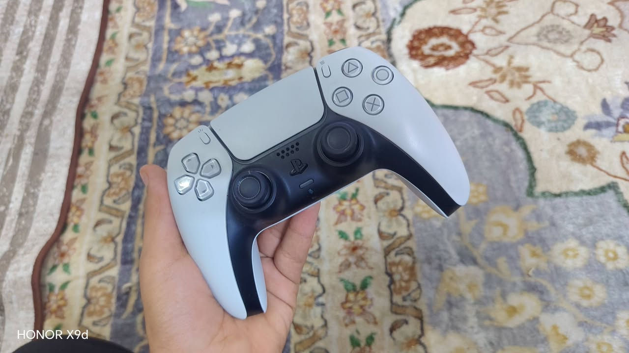 جويستك ps5 مال الجهاز أصلية السعر 70 استعمال قليل
@*********** الرقم التواصل

نص مكتوب في الصور:
- HONOR X9d