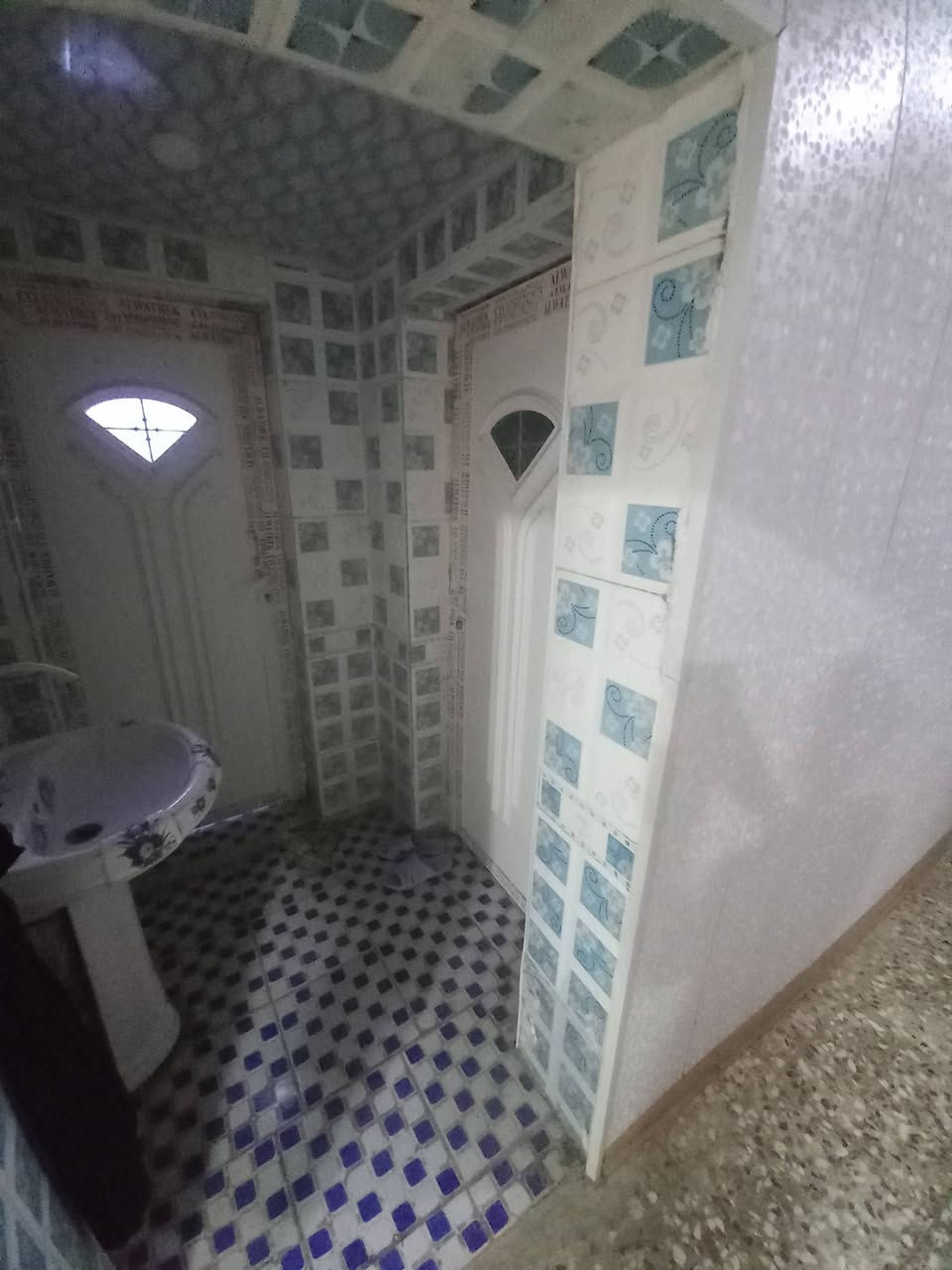 بيت للبيع في حي الجوادين قرب المدرسة الصينية المساحة ٣٣٣ السعر الاتصال ***********
