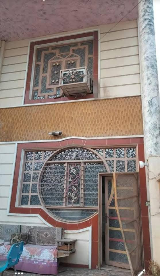 سلام عليكم بيت في حي الجامعه طابقين 200م بناء حديث يحتوي على 6غرف نوم وصاله واستقبال  وتخاريج وبناء درجه اولى مال جنيان السعر مناسب للاستفسار على ارقام التاليه***********

نص مكتوب في الصور:
- نشط منذ ساعة واحدة