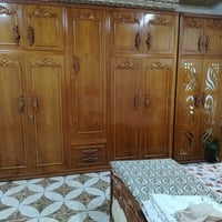 غرفة نوم • خشب ثقيل • بلازما ٣٢