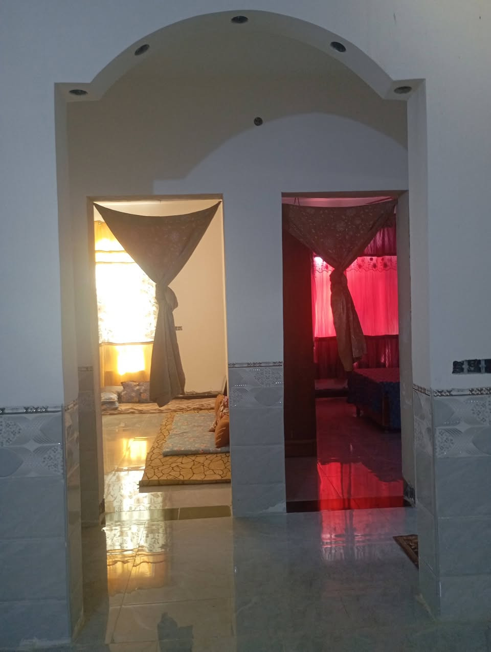 دار للبيع
العنوان قرية المختار قرب جامع ابو طلحه الانصاري
خارج مربع الري ماشي بي معاملة تطويب 
يبعد عن الشارع الرئيسي ١٠٠ متر تقريباً 
المساحه ٢٨٠ متر واجهه ١٠ نزال ٢٨ 
بناء بلوك درجه اولى 
يحتوي على
غرفة نوم عدد ٢
صاله عدد ٢ فوگ وجوه 
مطبخ 
استقبال 
مدخل 
حمام 
ترك جهتين الصفحه وخلف البيت 
گراج 
حديقه 
البيت نقصه ستاره ولبخ 
السعر ٧٠ وبي مجال 
للاستفسار الاتصال 
***********
***********
