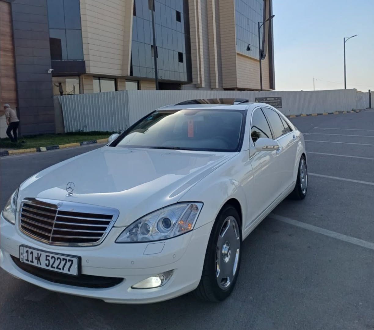 سلام عليكم
مرسيدس s350      
2006 بلاد ما محدث 
سياره كامله مكمله كل نقص مابيهة 
بأسمي تحويل ثاني يوم تستلم سنويه 
فول مواصفات 
بوب شفط اربعتهن 
جنطه شفط 
برده خلفيه 
عليهة ويل مايباخ وتخم تاير كونتنكتر رن فلات صارن ب16 ورقه 
واكو بعد مواضفات هواي جنايه المرسيدس يعرفون
ترايك من زاخو للفاو
السياره مصروف عليهة وكلش حلوه ونضيفه 
بيهة رقم مميز كلش حلو 
السياره بيهة قطعتين رش فقط اثر شخوط وبيهة شبر بارد بهلال الجاملغ 
ممشى السياره 205 الف 

السعر 178 وبيهة مجال 
***********
وسيم الجبوري
