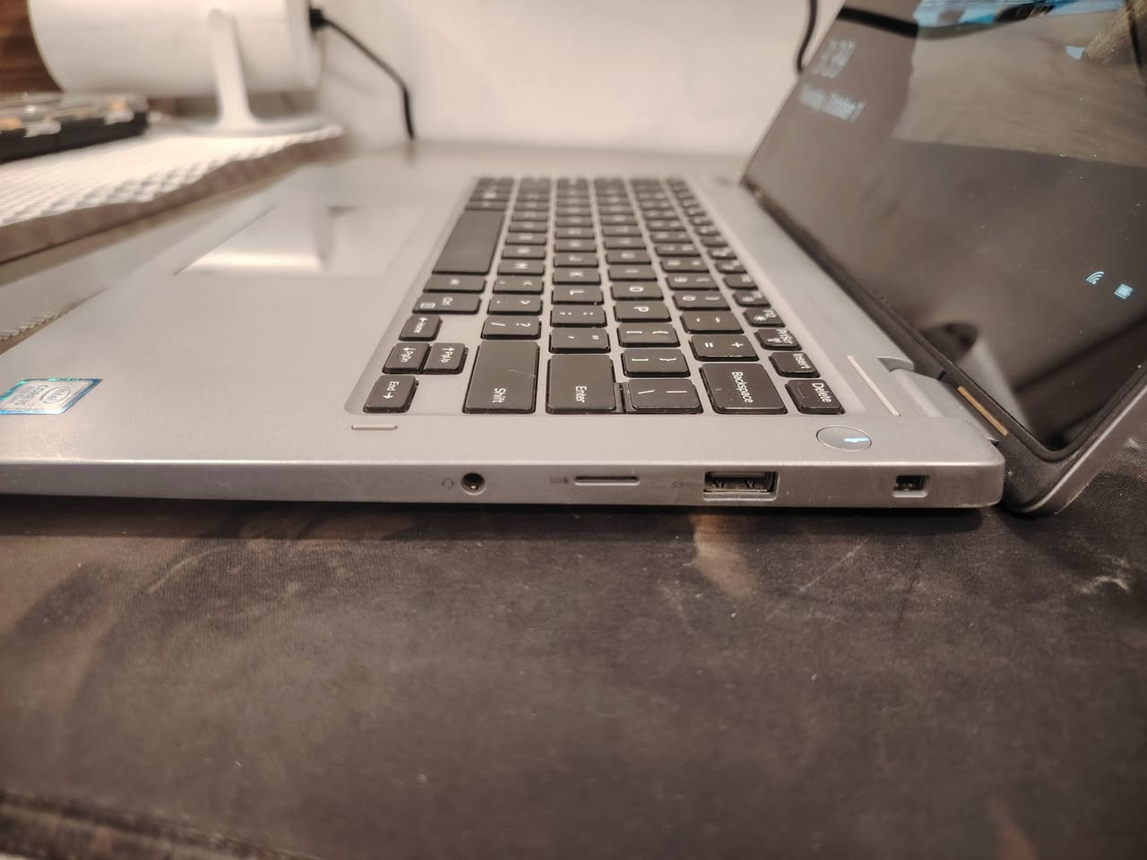 مساء الخير أخوان 
لابتوب dell لمس قلاب 360 درجه 
Cpu : i5 8256U 
GPU : INTEL UHD graphics 620 (4 gb)
Ram : 8 gb
Hard : NVme m.2 ssd 265 gb 
حجم الشاشة 14 لمس نظيفه كلش مثل ما تشوفون بالصوره 
سعرها 350 مكاني بغداد البياع حي التراث وعندي توصيل
