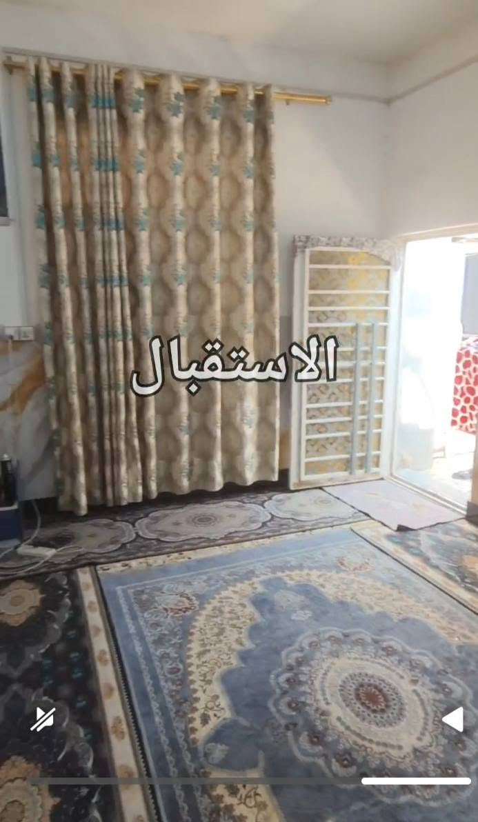 سلام عليكم 
بيت للبيع  100م  حي الرحمه بداية شارع عشرين من جهة البوابه اول فرع( شارع الرسول الأعظم) أعرض شارع بالحي  غرفتين2 وصالة وأستقبال ومطبخ وصحيات عدد 2 
للتواصل على الرقم *********** بي واتساب

نص مكتوب في الصور:
- الاستقبال
- الصالة
- غرفة 1
- غرفة 2