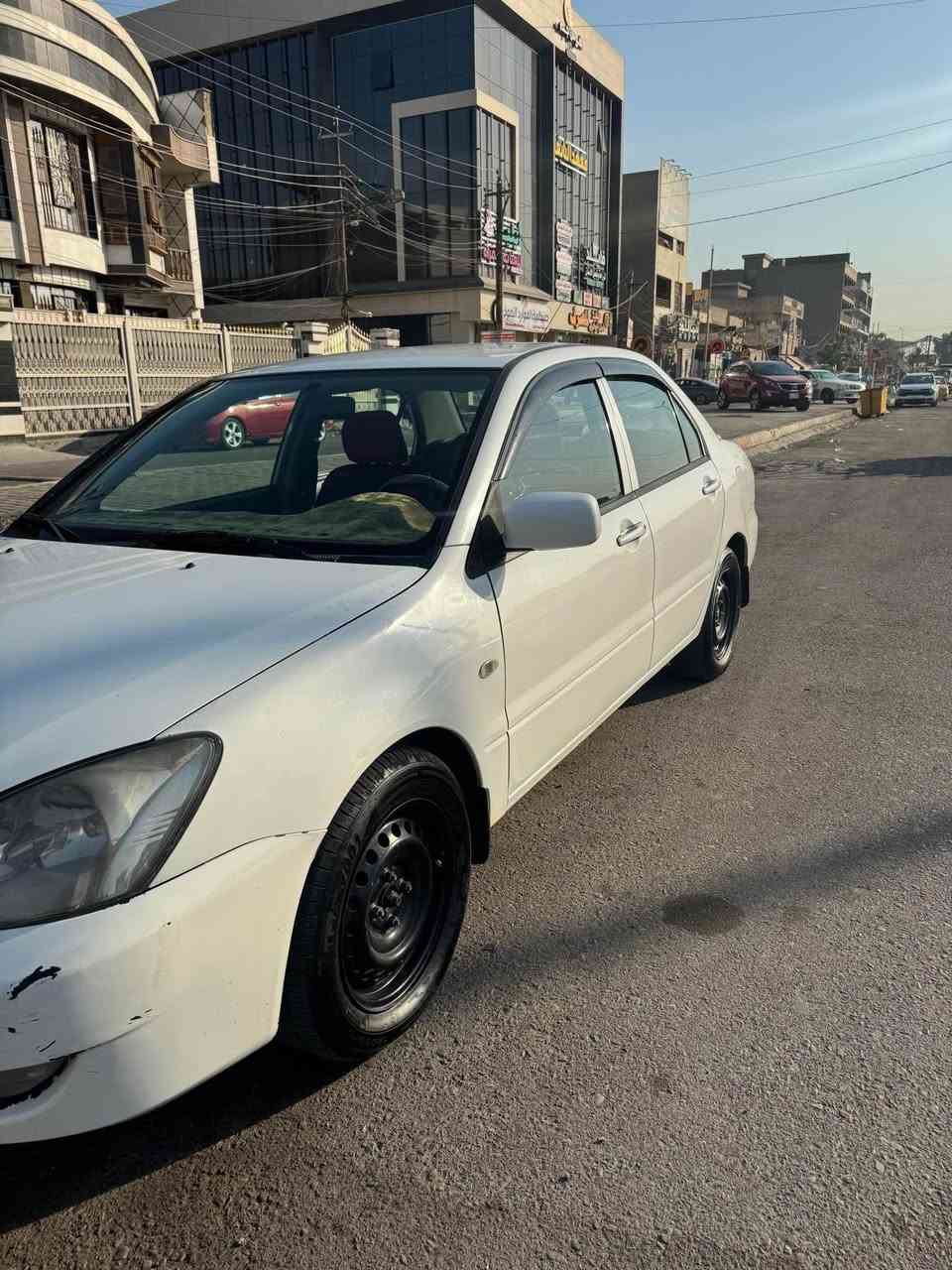سلام عليكم لانسر 2011 شركة عامة حرة باسمي لون ابيض محرك 2000 مكفول كير مكفول تبريد ثلج تخم تاير جديد صار 15 يوم من سديته صدر كلش حلو شاشه وكامره وسماعات جدد منضومة زنون سياره متعوب عليه بيه صبغ بنيد وبيه صبغ الهلالات وعندي صور قبل الصبغ البنيد وكعت عليه طابوكه وصبغته وعندي صور السعر 73 وبيه مجال وهذا رقمي *********** بغداد, العراق
