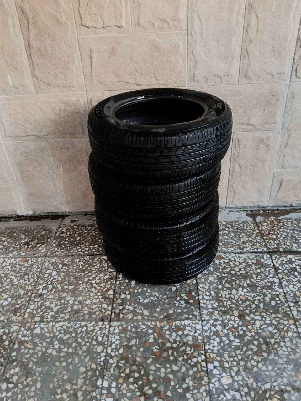 اطارات كومفورس 15  65.  195 للبيع طخم مستعمل يمشيك 6 اشهر اقل شي للبيع 75 الف طخم كامل
