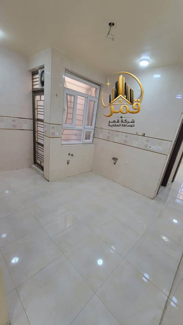 🏠 للإيجار في السيدية | مساحة 125م²
✨ مشتمل طابق أول فوق الأرضي | نظيف جداً | معزول عزل تام

يتكون من:
🛏️ غرفتين نوم
🛋️ صالة
🍳 مطبخ
🚿 خدمات
🌤️ مناور عدد 2
🏡 سطح
بدل ايجار💰💰 الف💵💵
📞 للاستفسار والتواصل: ***********
📲 متوفر واتساب

🏢 مكتب قمر للوساطة العقارية
📍 العنوان: مدخل شارع الآمن

🔑 تتوفر لدينا كافة عروض الإيجار والبيع في منطقة السيدية
💰 وبحسب كافة الميزانيات

نص مكتوب في الصور:
- شركة قمر للوساطة العقارية