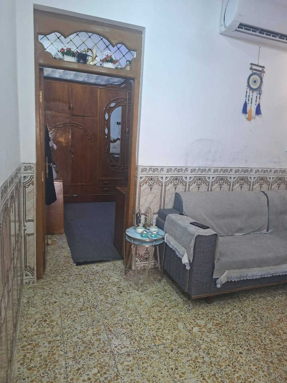 سلام  عليكم بيت 100 م يتكون من استقبال وصاله ومطبخ وغرفه وتخاريج زراعي موقع نهايه شارع الإطفاء قريب ع شارع *********** للتواصل
