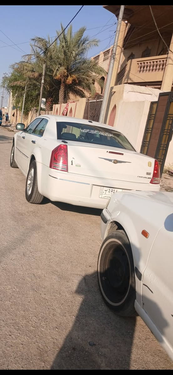 السلام عليكم اوباما موديل 2009 جاهزه من كلشي مابيها نقص برغي غرفه جديده تخم تاير جديد تبريد منضومه كامله حداديه امامي وخلفي جديد بيها بابين تبديل بدون حادث السعر ١٠٥ بيها مجال قليل مكان السياره الكوت رقم ***********
