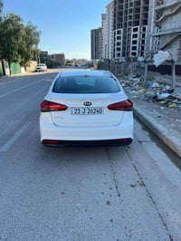 سياره فورتي بيضه موديل 2017 سنويه جديده رقم دولي  ضربتها بنيد ودعاميه ...