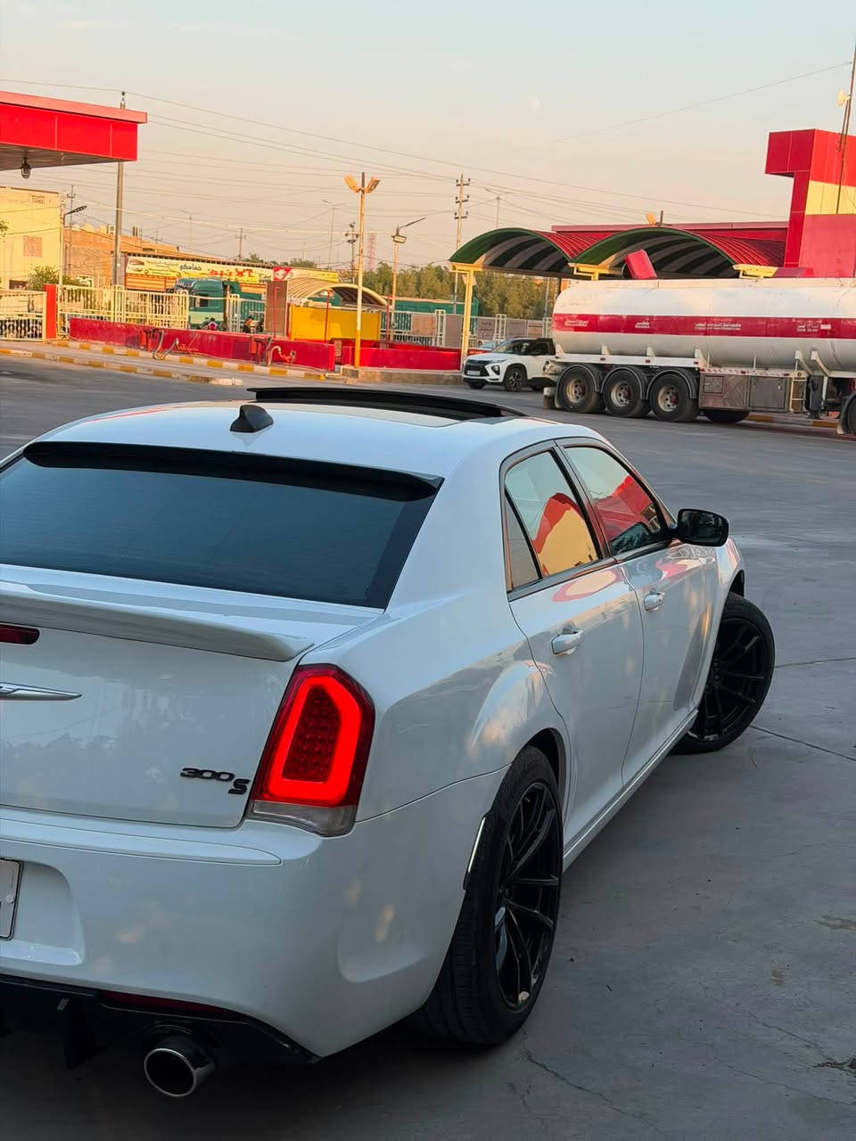 بيع نقد   او مراوس بكوري مناسب          السعر 185وبيه مجال قليل 
مواصفات كرايسلر 300C. موديل 2020 اصل 18
رقمه بغداد بسمي شرط مداور ثاني يوم سنويه ما ساقطه  وهزه وملصق جديد صاله شهر 
* محرك V6 سعة 3.6  
* ناقل حركة أوتوماتيكي 8 سرعات* ،  
تو ويل .
* مقاعد جلد فاخرة مع تحكم كهربائي، وتدفئة وتهوية 
* شاشة لمس مع نظام Uconnect 
* ).السياره وارد كندي عداد خليجي 
* كاميرا خلفية
* فتحة سقف بانورامية ).
* تشغيل السيارة بالبصمة مع الدخول الذكي.
* مكيف أوتوماتيكي ثنائي المناطق.
ويل20 تو سايز جديد 
ماشيه60m
السياره استخدام شخصي 
ما مشتغله خط
حداديه كير مكينه تبريد كلشي جديد
*
صبغ فقط بنيد  وشبرين كارت بجاملغ الخلفي 
الكشر صافي لا رصعه لا شخط لا بارد لا حالوب 
اللاستفسار (***********
