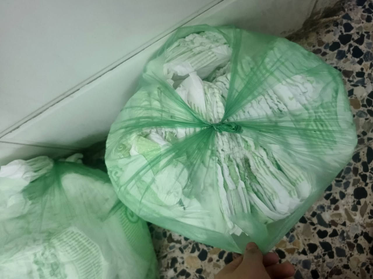 رجع العرض تكرار ١٠٠ حفاضه رقم ٥ ب ١٥ الف وتوصيل مجاني حفضات درجه اولاه عن تجربه كل الي يطلبه يرجع يطلب مرات الخ الحجز خاص رقم وعنوان *********** وتساب

