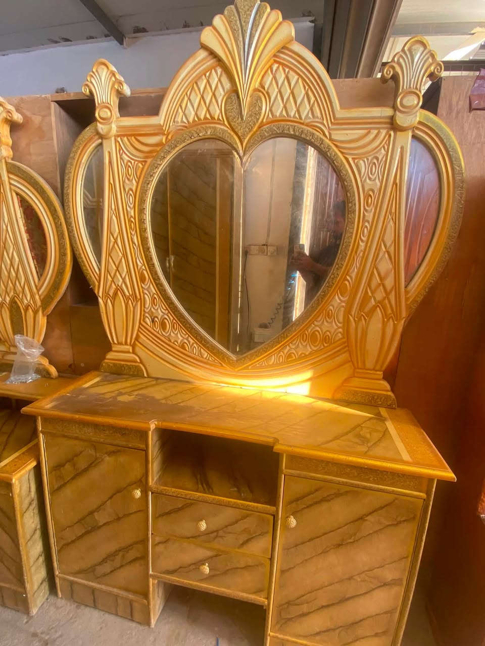 وعليكم غرفه ذهبيه السعر ٣٥٠مكاني ابو غريب وضوار بميز تواليت فقط***********متوفر توصيل بكروه داخل بغداد فقط
