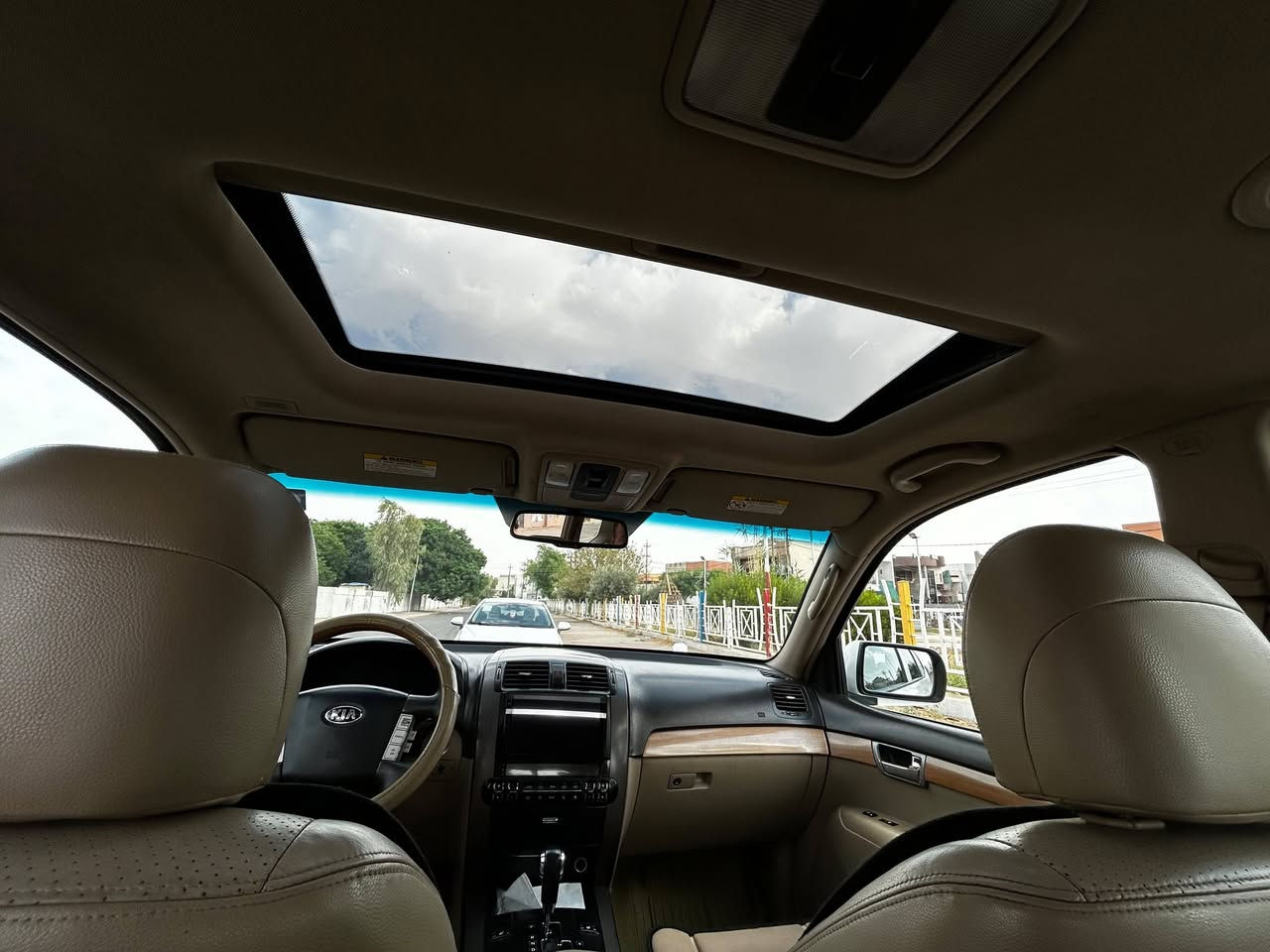 KIA MOHAVE 2012
الموديل: 2012 (وارد خليجي)
 المحرك: 6 سلندر / 3800cc (كفالة محرك وكير)
 الممشى: 135,000 كم (حقيقي)
 7 راكب
  رقم بغداد حرف (إنكليزي)، باسمي والتحويل مباشر.
 تبريد 3 قطع (شغال ثلج) + تدفئة ممتازة
 بصمة تشغيل ودخول ذكي
 فتحة سقف (تنتنة)
 كشنات كهربائية + دوشمة كاملة بحالة ممتازة
 تحكم ستيرن كامل
 إشارات بالمرايا + أبواب/صندوق شفط
 المكان: كركوك
 السعر المطلوبة: 123 ورقة 
 للاستفسار والتواصل: ‏‪***********
