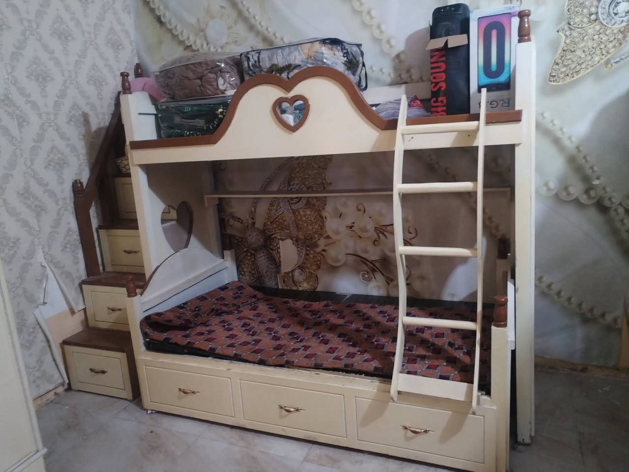 غرفه تسكام كنتور ملحق تتكون من جربايه طابقين ام المخزن مع كنتور ابو تلاثه ملحق مع ميز مرايه سحب  مع مرايه الشراي يتصل او ع الخاص ***********
