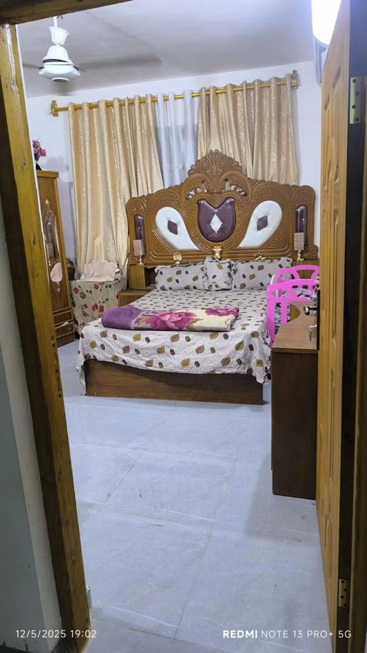 للبيع بيت طابو سند باسمي بناء جديدصار 4 اشهر  الكماليه شارع البدالة   هاتف.    *********** 
مساحته203. جبهه 11×18ونص على شارعين الشارع الامامي 15 متر والخلفي 10 متر  فيه اسواق خير من  الله  بنائه من الرفت ارتفاع 40سم وجسور في التسليح يتكون الطابق الاول  2 غرفه نوم 4×4     وصاله 4×7 وترك خلفي على طول البيت الجبهه عرض 1متر ومطبخ حار وبارد 4×3ونص +منور وخدمات مع استقبال 6ونص×4ونص ارتفاع البناء 3.30وبوب خشب ارتفاع 3 متر سيراميك وارضيات درجه اولى مع الممشى الامامي 4×4ونص    الطابق الثاني مثل تصميم الطابق الاول + مطبخ كامل ومؤسس. السطح شتايگر الكهربائيات درجه اولى.   بورد طابق اول وبورد طابق ثاني محجر درج اللمنيوم درجه اولى  البيت  نضام سبالت البناء هندسي
