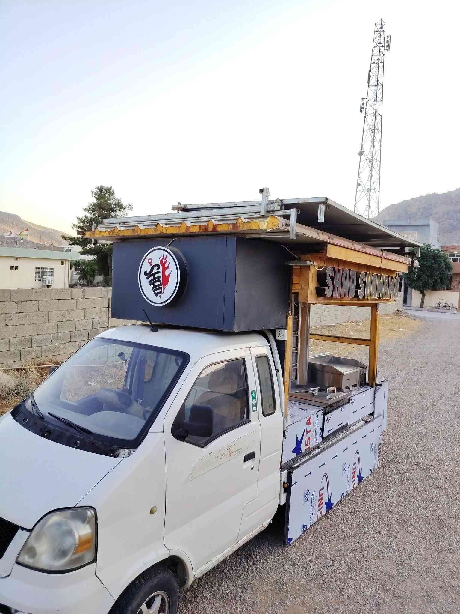 السلام عليكم
هایفی 2012 بۆ فرۆشتن
گێر و مەکینەی بەشەرت
بەکامل ئەشیای شاورمەوە دەیفرۆشم
گێری تازە بۆ بەستراوە
مەکینەی بەشەرتە
کەپرەکەی تازەیە
کارەبایی سەیارەکە و کەپرەکەش بەشەرتە
زۆر پوخت و خاوێنە ماڵی کەسابەتە
کامل ئەشیای شاورمەی لەگەڵە لە شاوەیە تا  چەقۆ
تەنها کەسێکی کاسبی دەوێ
شوێن ڕانیە
موشتەری نیت بۆ سعر تەلەفۆن مەکە لەگەڵ ڕێزم
***********
