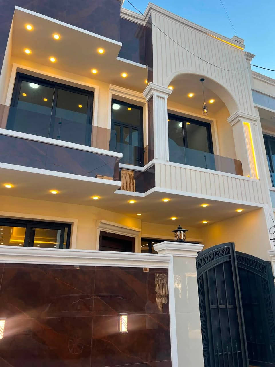 بيت للبيع. 100 متر طابقين3 غرف نوم
بناء درجه اولى. مع ديكورات  تحفه معماريه 
البوعيثه مجمع السلطان الثالث. شارع مفتوح. 
***********
