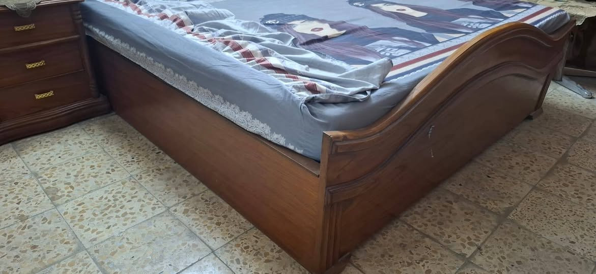 غرفة صاج شغل عراقي زوجي مشتغلها داخل خارج صاج ثكيلة مابيها خدش واحد  بس نقصها كنتور وياها مندر نفرين جديد سعر ٨٥٠ بيها مجال شويه التواصل علخاص او اتصال  ***********
