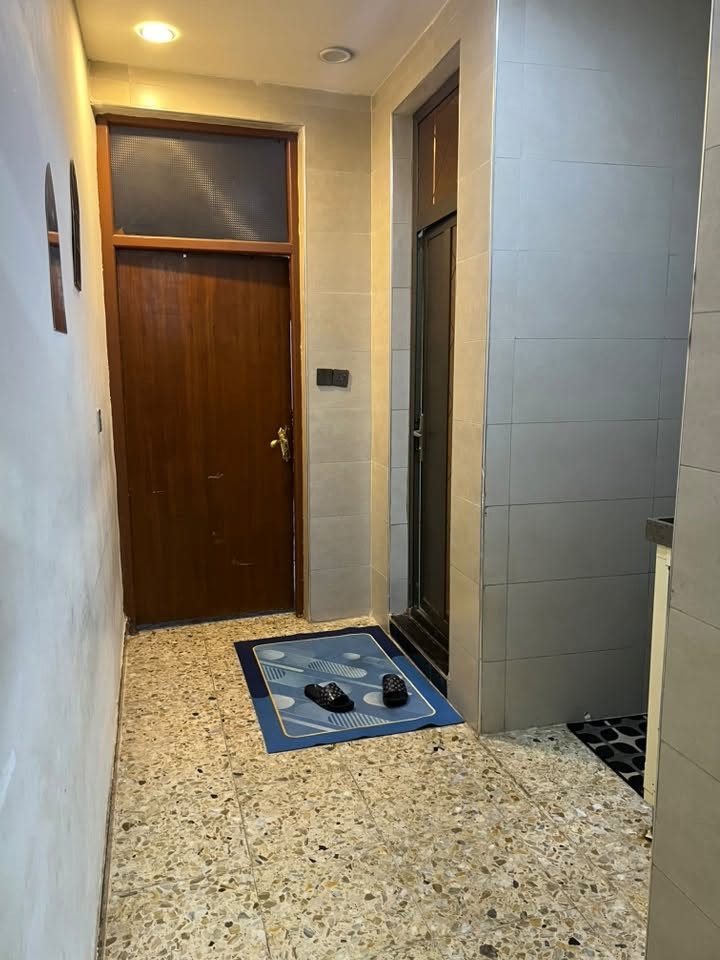 السلام عليكم 

العنوان حي اور شارع حسينيه الشهداء قرب روضه السندس
الشارع الخدمي  المؤدي إلى سنتر حي اور

مساحه 100 متر مربع واجهة 5 ونزال 20 
الكراج الخارجي مو من ضمن مساحه البيت

الطابق الاول طرمه حمام خارجي استقبال مطبخ حار بارد  وصحيات وغرفه نوم بالأخير 
الطابق الثاني غرفتين وحولي وصحيات
سطح وغرفه سندويچ

الاستفسار واتساب ع الرقم ***********

