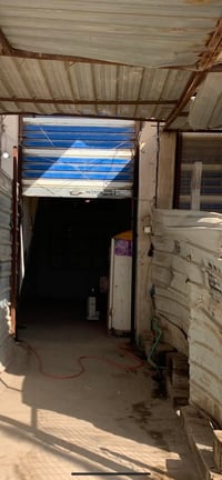 محل للإيجار • واجهة ٢٫٥م • عمق ١٠م