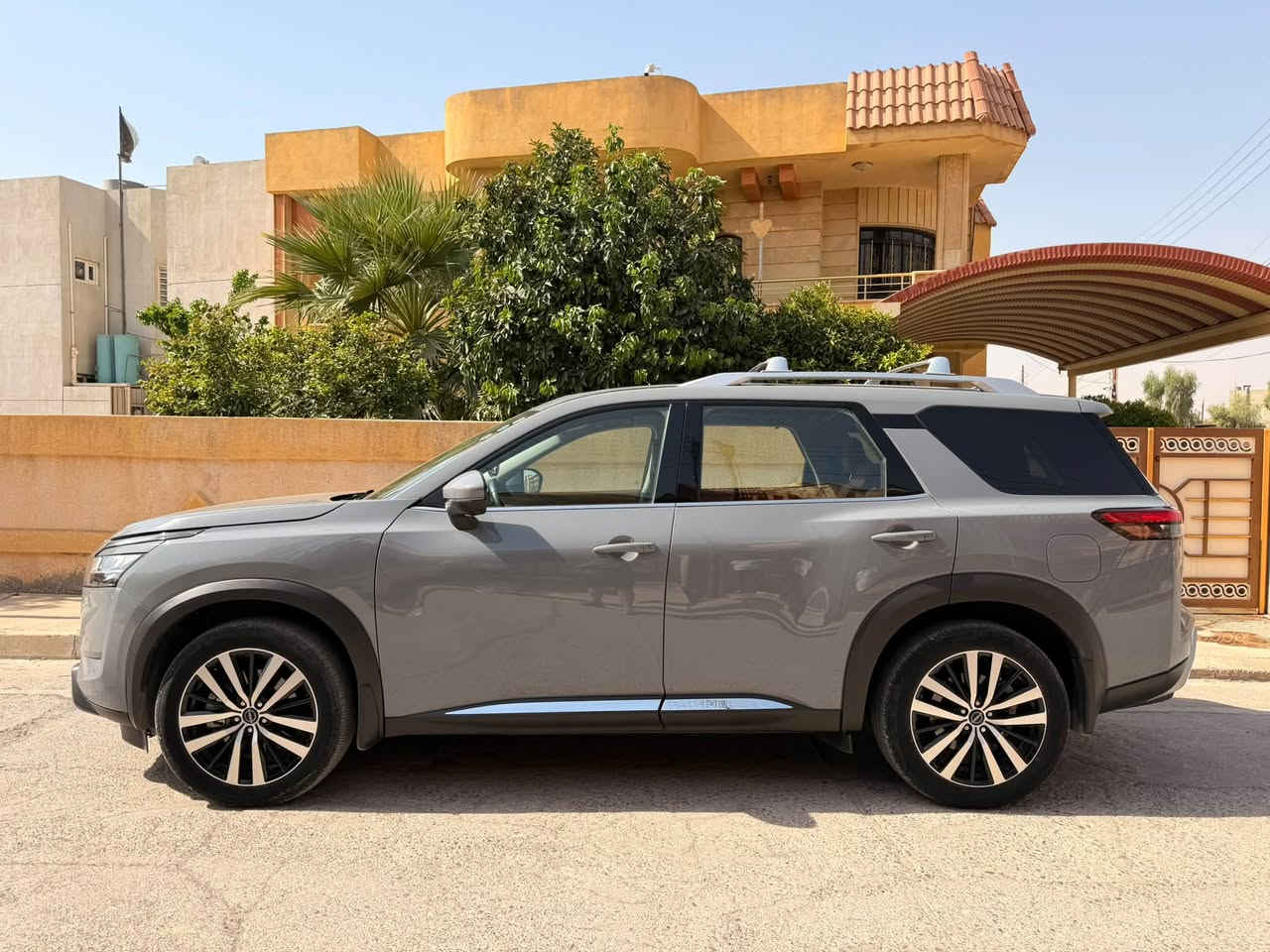 السلام عليكم
Nissan pathfinder platinum 2024

اللون : سمنتي 

الحادث : قطعة واحدة بونيد مبدل نفس اللون من الشركة فقط بدون ارباك ، بدون صبغ ، بدون 

عدد الاميال : 21000 kilometers

المكان : اربيل / الموصل

المحرك : cylinders 6  3.5 L

المواصفات : 

* قوة 284 حصان / عزم دوران 259 رطل-قدم

* ناقل حركة أوتوماتيكي 9 سرعات

* نظام المساعدة على صعود المرتفعات

* عجلات ألمنيوم رياضية قياس 20 بوصة بتشطيب آلي

* إطارات لجميع المواسم بمقاس P255/50R20

* فتحة سقف بانورامية

* باب خلفي كهربائي يعمل بدون استخدام اليدين مع مستشعر للحركة

* مرايا خارجية قابلة للطي كهربائياً

* مرايا خارجية قابلة للإمالة إلى الأسفل عند الرجوع للخلف

* تطعيمات جانبية خارجية من الكروم

* ماسحات زجاج أمامي مستشعرة للمطر

* مصابيح أمامية LED مع مصابيح نهارية LED

* مصابيح أمامية ذكية تعمل تلقائياً

* مقاعد أمامية مدفأة ومهوّاة

* مقاعد الصف الثاني الخارجية مدفأة

* عمود توجيه قابل للتعديل كهربائياً في الارتفاع والعمق

* ذاكرة لوضعية:

    * مقعد السائق

    * عجلة القيادة

    * المرايا الخارجية

* إضاءة داخلية محيطية

* لوحة عدادات رقمية بالكامل قياس 12.3 بوصة

* شاشة عرض المعلومات على الزجاج الأمامي (Head-Up Display)

* شاشة NissanConnect تعمل باللمس قياس 9 بوصات

* نظام ملاحة مدمج مع خدمة المعلومات المرورية المميزة

* Apple CarPlay لاسلكي

* Android Auto

* شاحن لاسلكي للهاتف

* نظام صوتي فاخر من Bose

* نظام صوتي مكوّن من 13 مكبراً، بما في ذلك مكبرا صوت مزدوجا المحرك

* 4 منافذ USB-A + منفذا USB-C

* نقطة اتصال Wi-Fi

* نظام ProPILOT Assist مع Navi-link

* نظام تثبيت السرعة الذكي

* نظام التحذير الذكي من الاصطدام الأمامي

* نظام الكبح التلقائي في حالات الطوارئ مع اكتشاف المشاة

* نظام التدخل الذكي للمحافظة على المسار

* نظام التدخل الذكي في النقطة العمياء

* نظام التحذير من النقطة العمياء

* نظام التنبيه من حركة المرور الخلفية

* شاشة الرؤية الشاملة الذكية (كاميرا 360 درجة)

* حساسات ركن أمامية وخلفية

* نظام الكبح التلقائي عند الرجوع للخلف

* نظام التعرف على إشارات المرور

* نظام المساعدة على الضوء العالي

* نظام التنبيه الذكي للسائق

* نظام تثبيت المكابح تلقائياً عند التوقف (Automatic Brake Hold)

* نظام التحكم في تمايل المقطورة

* مصابيح ضباب
رقم الشاصي : 5N1DR3DG0RC254783
رقم التواصل : *********** 

السعر : 345$ وبيها مجال للجادين
